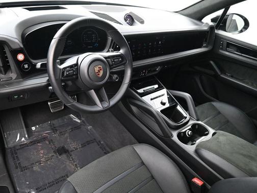 2025 Porsche Cayenne GTS