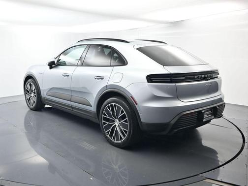 Dolomite Silver Metallic 2025 Porsche Macan Base