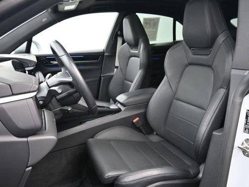 Ice 2025 Porsche Macan Base