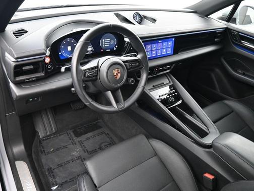 Ice 2025 Porsche Macan Base