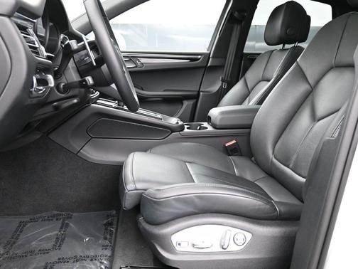 2024 Porsche Macan Base (PDK)