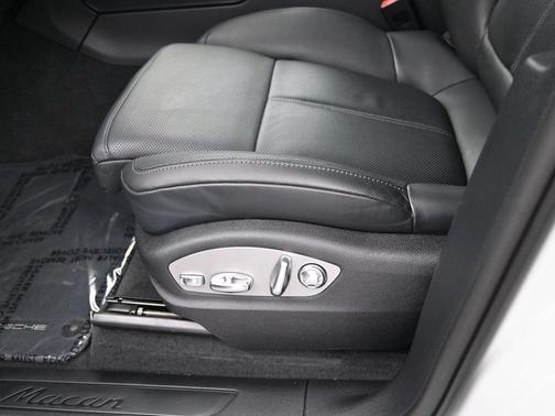 2024 Porsche Macan Base (PDK)