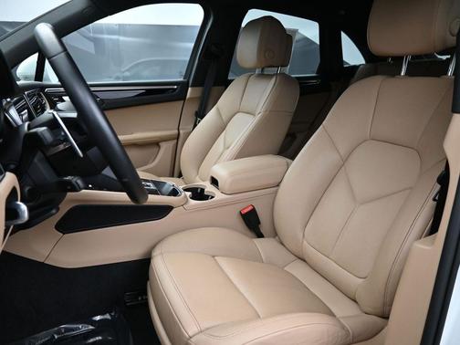 2024 Porsche Macan Base (PDK)