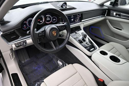Chalk 2022 Porsche Panamera 4 Platinum Edition