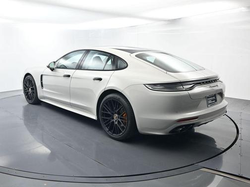 Chalk 2022 Porsche Panamera 4 Platinum Edition