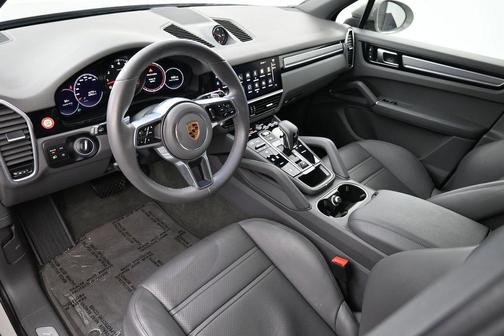 Chalk 2023 Porsche Cayenne Platinum Edition