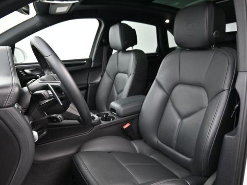 White 2023 Porsche Macan S