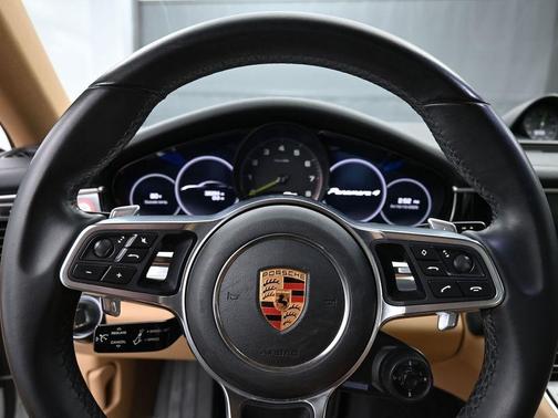 2018 Porsche Panamera 4