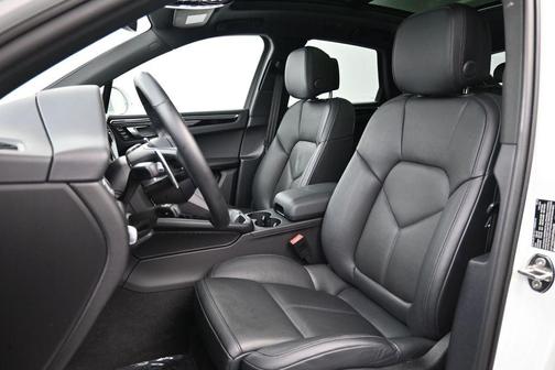 White 2023 Porsche Macan S