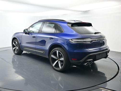 Gentian Blue Metallic 2025 Porsche Macan