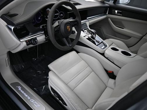 2022 Porsche Panamera GTS