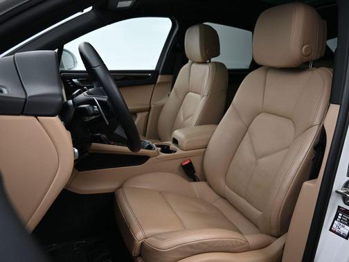 White 2023 Porsche Macan
