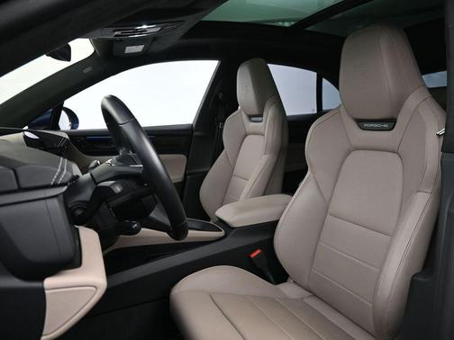 Gentian Blue Metallic 2024 Porsche Macan Turbo