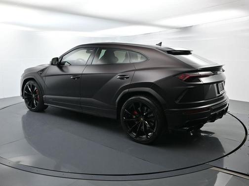2021 Lamborghini Urus Pearl Capsule