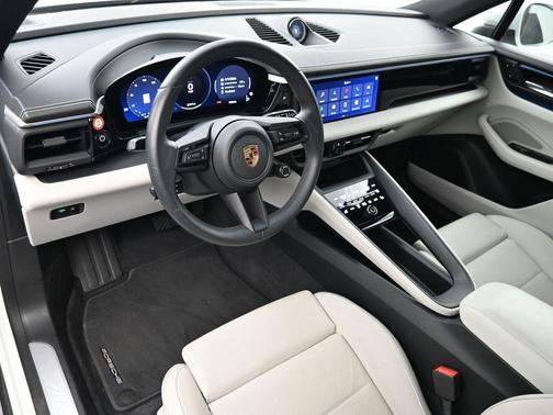 White 2025 Porsche Macan Base