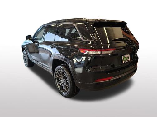 Diamond Black Crystal Pearlcoat 2026 Jeep Grand Cherokee Summit