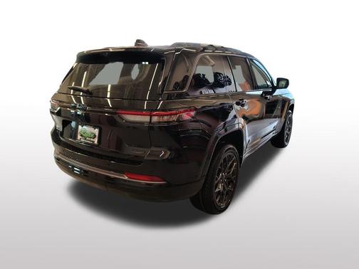 Diamond Black Crystal Pearlcoat 2026 Jeep Grand Cherokee Summit