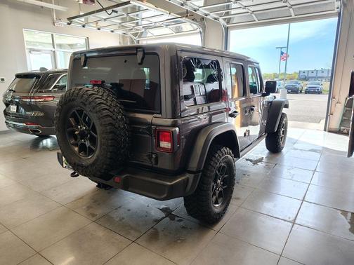 Granite Crystal Metallic Clearcoat 2026 Jeep Wrangler Willys