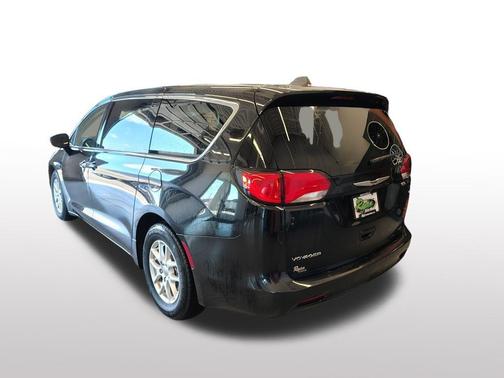 Brilliant Black Crystal Pearlcoat 2023 Chrysler Voyager LX