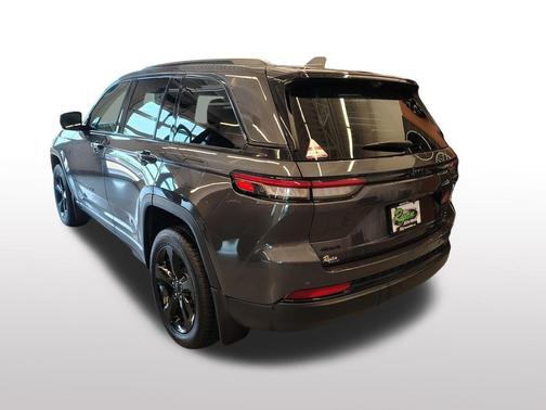 Baltic Gray Metallic Clearcoat 2023 Jeep Grand Cherokee Limited
