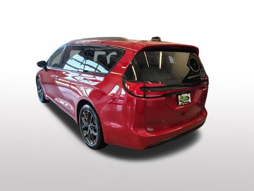 Red Hot Pearlcoat 2026 Chrysler Pacifica L