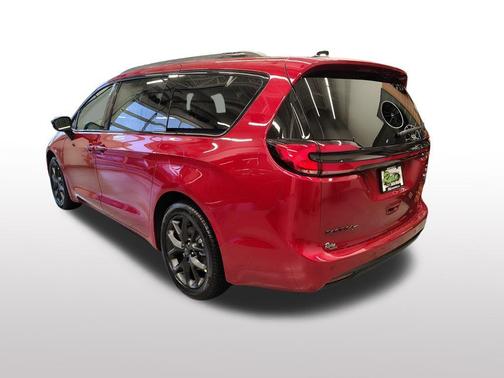Red Hot Pearlcoat 2026 Chrysler Pacifica L