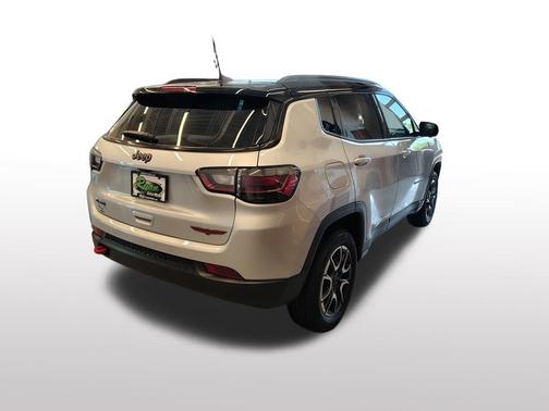 Silver Zynith Metallic Clearcoat 2024 Jeep Compass Trailhawk