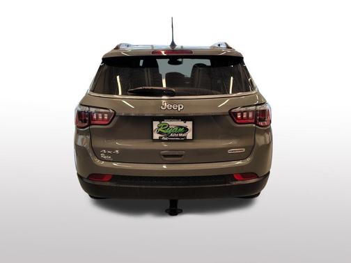 Sting-Gray Clearcoat 2024 Jeep Compass Latitude