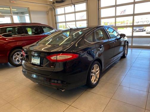 Photo 5 of 23 of 2016 Ford Fusion SE