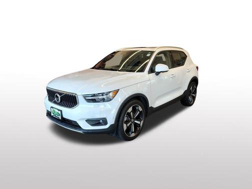 Ice White 2019 Volvo XC40 T5 Momentum