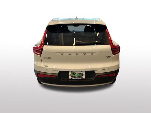 Ice White 2019 Volvo XC40 T5 Momentum