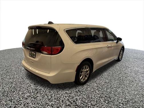 2025 Chrysler Voyager LX