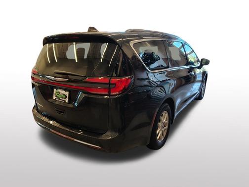 Brilliant Black Crystal Pearlcoat 2022 Chrysler Pacifica Touring L
