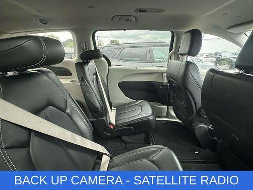 Brilliant Black Crystal Pearlcoat 2023 Chrysler Pacifica Touring-L