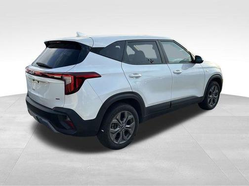 Snow White Pearl 2024 Kia Seltos LX
