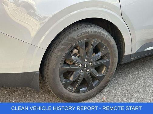 Ceramic White 2024 Kia Carnival SX
