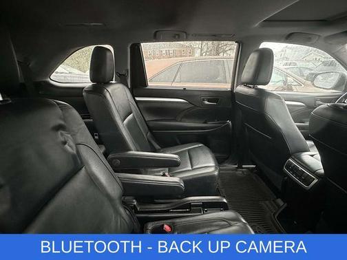 White 2017 Toyota Highlander XLE