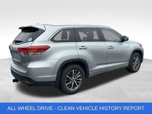 White 2017 Toyota Highlander XLE