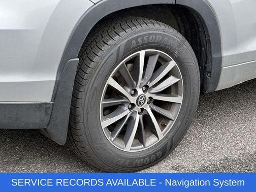 White 2017 Toyota Highlander XLE