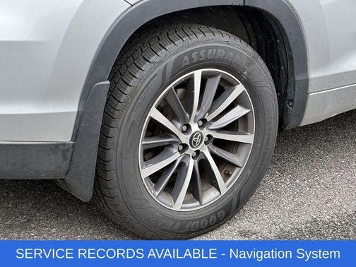 White 2017 Toyota Highlander XLE