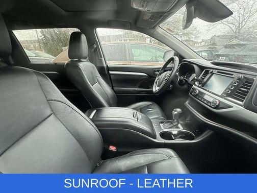 White 2017 Toyota Highlander XLE