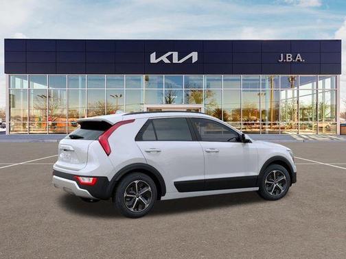 White Pearl 2026 Kia Niro LX