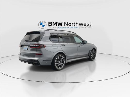 Skyscraper Grey Metallic 2023 BMW X7 M60i
