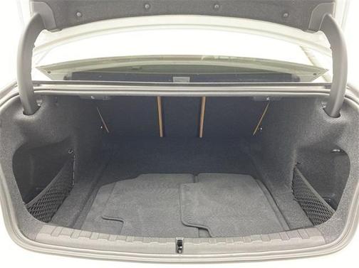 Photo 3 of 13 of 2019 BMW 330 i xDrive