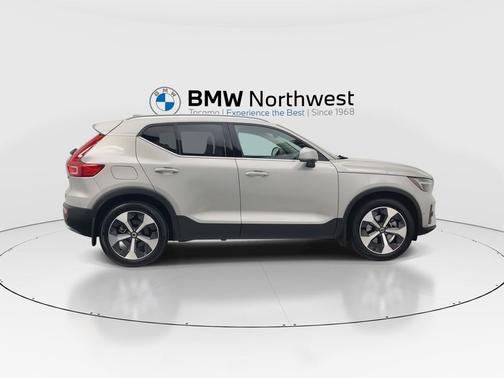 2023 Volvo XC40 B5 Ultimate Bright Theme