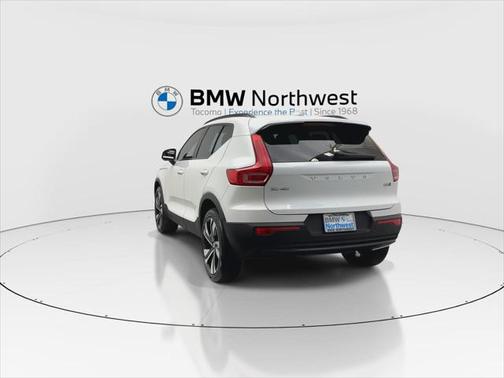 2023 Volvo XC40 B5 Ultimate Dark Theme