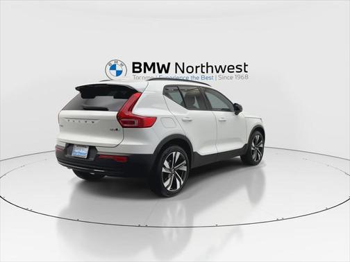 2023 Volvo XC40 B5 Ultimate Dark Theme
