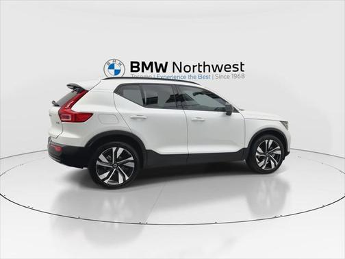 2023 Volvo XC40 B5 Ultimate Dark Theme