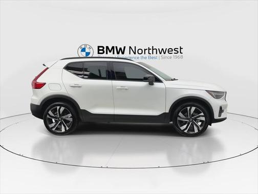 2023 Volvo XC40 B5 Ultimate Dark Theme