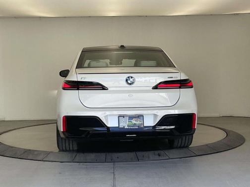 Mineral White Metallic 2026 BMW i7 xDrive60